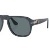 3 Elegancia Atemporal Descubre la máxima expresión de lujo y sofisticación con estos lentes. Diseñados con materiales premium y una atención meticulosa al detalle, son el accesorio perfecto para quienes buscan un estilo exclusivo y distinguido. • • Incluye: Estuche y paño de limpieza certificado.