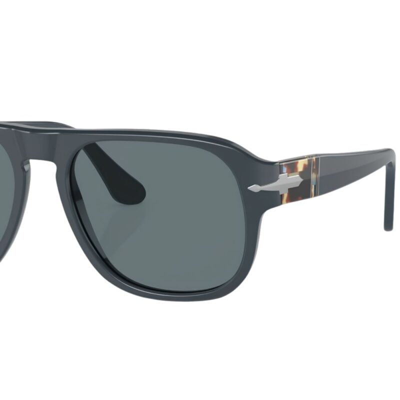3 Elegancia Atemporal Descubre la máxima expresión de lujo y sofisticación con estos lentes. Diseñados con materiales premium y una atención meticulosa al detalle, son el accesorio perfecto para quienes buscan un estilo exclusivo y distinguido. • • Incluye: Estuche y paño de limpieza certificado.